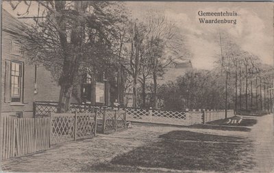 WAARDENBURG - Gemeentehuis