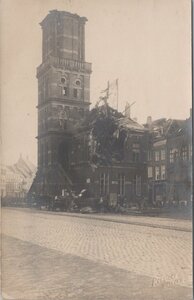 ZUTPHEN - Gezicht op toren en beschadigd huis