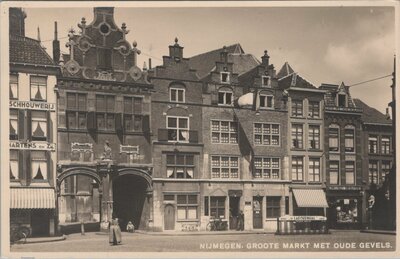 NIJMEGEN - Groote Markt met Oude Gevels