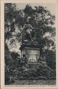 AMSTERDAM - Standbeeld Joost van den Vondel i. h. Vondelpark