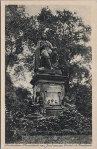 AMSTERDAM - Standbeeld Joost van den Vondel i. h. Vondelpark