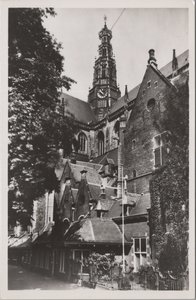 HAARLEM - Groote of St. Bavokerk met kosterswoning