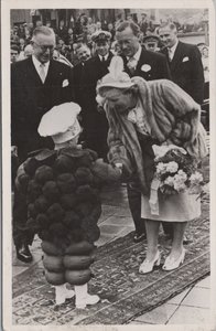 TIEL - Tijdens een officieel bezoek aan Tiel werd H.M. Koningin Juliana ontvangen door Appelflipje, Jul. 1950