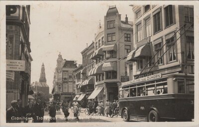 GRONINGEN - Trolleybus tusschen beide Markten