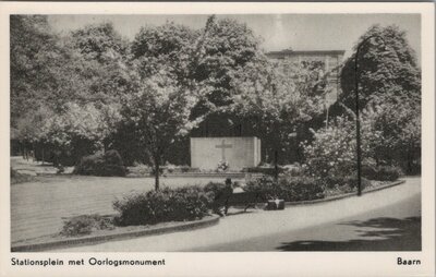 BAARN - Stationsplein met Oorlogsmonument