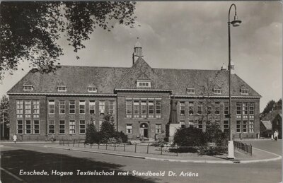 ENSCHEDE - Hogere Textielschool met Standbeeld Dr. Ariëns