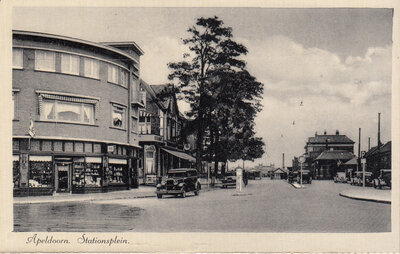 APELDOORN - Stationsplein