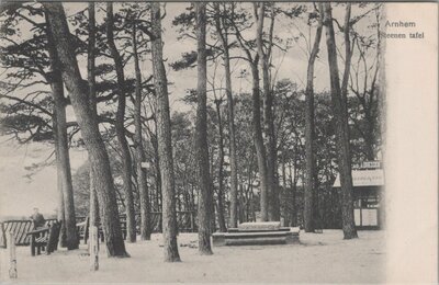 ARNHEM - Steenen tafel