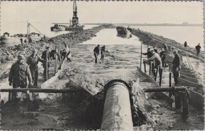 ZUIDERZEEWERKEN - Dijkbouw Z. Flevoland. Opspuiten van het zandlichaam tussen de keileemdammen