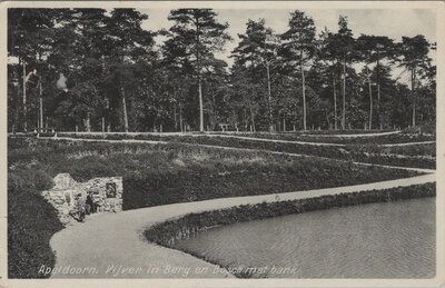 APELDOORN - Vijver in Berg en Bosch met bank