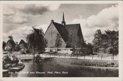 EDE - Beatrixpark met Nieuwe Ned. Herv. Kerk