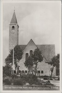 ERMELO - Nieuwe Hervormde Kerk met Oorlogsmonument Ermeloo