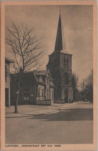 LUNTEREN - Dorpsstraat met N. H. Kerk