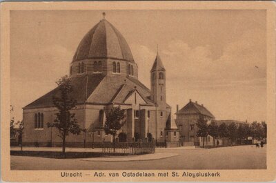 UTRECHT - Adr. van Ostadelaan met St. Aloysiuskerk