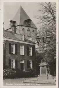 DELDEN - Marktplein met N.H. Kerk