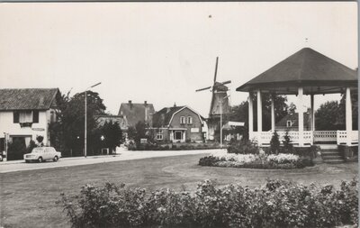 ERMELO - Gezicht op Muziektent met de molen