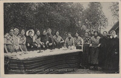 OOTMARSUM - Twentsche Kleederdracht uit de omgeving van Ootmarsum