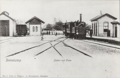 DENEKAMP - Foto (reprint) Station met Tram