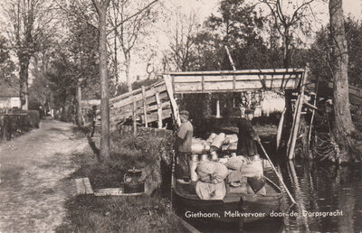 GIETHOORN - Melkvervoer door de Dorpsgracht