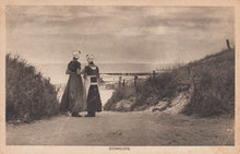 DOMBURG - Klederdracht met Zee op de achtergrond