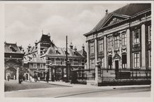 DEN HAAG - Mauritshuis met toegang tot het Binnenhof