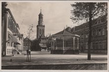 KAMPEN - Nieuwe Markt op den achtergrond de Nieuwe Toren