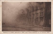 LEIDEN - Stadhuis te Leiden gebouwd in 1597, door brand verwoest op 12 Februari 1929