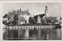 HELLEVOETSLUIS - Gezicht op Raadhuis en Kerk