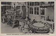 VLAARDINGEN - De Sunlight Zeepfabrieken, een der automatische Lux-pakmachines