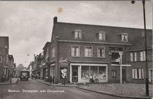 RENKUM - Dorpsplein met Dorpsstraat