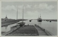 IJMUIDEN - Het M.S. Christiaan Huygens nadert de sluizen