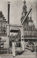 ALKMAAR - Kaasdragers op de Bathbrug