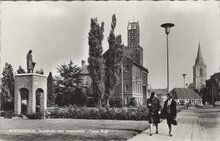 WINTERSWIJK - Raadhuis met monument Tante Riek