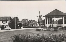 ERMELO - Gezicht op Muziektent met de molen