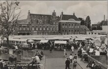 ALMELO - Marktplein op marktdag