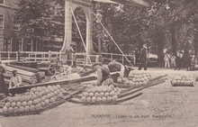 ALKMAAR - Laden in de boot, Kaasmarkt