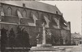 ZUTPHEN-Broederenkerk-met-monument-voor-de-gevallenen