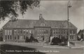 ENSCHEDE-Hogere-Textielschool-met-Standbeeld-Dr.-Ariëns